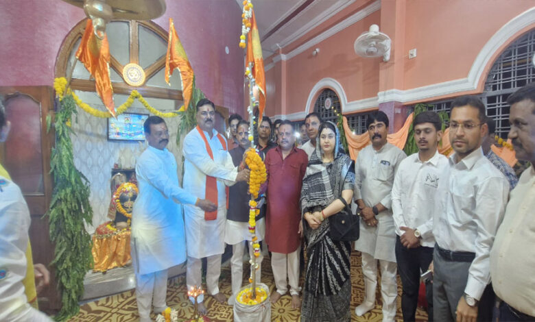 उपमुख्यमंत्री शुक्ल ने विक्रमोत्सव कार्यक्रम के तहत ब्रह्म ध्वज स्थापित किया