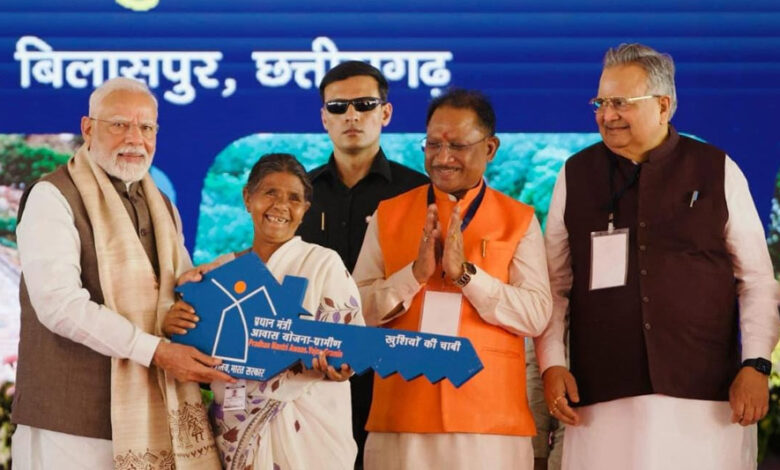 रायपुर : ‘पक्का मकान बन गया है?’ – प्रधानमंत्री नरेंद्र मोदी के सवाल पर मुस्कराए दल्लु राम बैगा, कहा – हां, बन गया है