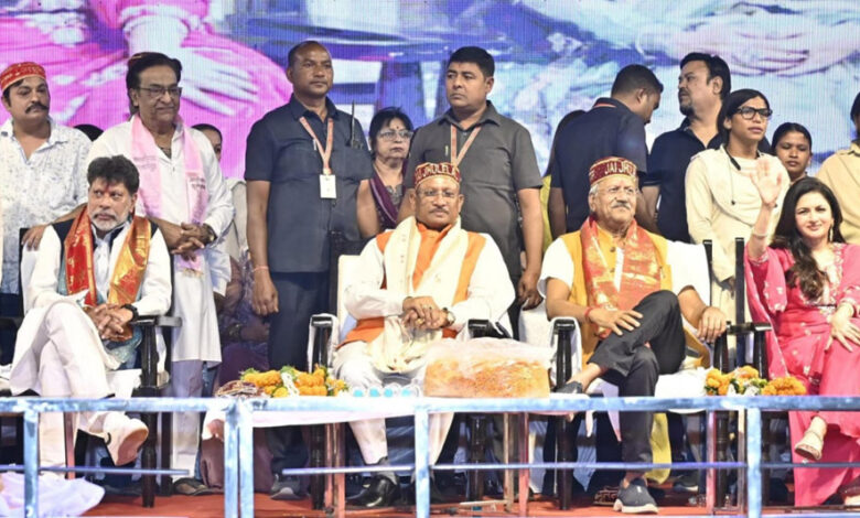 रायपुर : मुख्यमंत्री विष्णु देव साय ने भगवान झूलेलाल की शोभायात्रा का फूलों से किया भव्य स्वागत