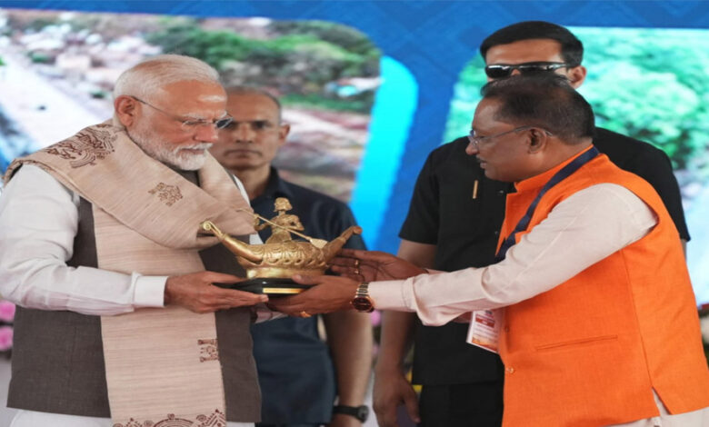 मुख्यमंत्री विष्णुदेव साय ने प्रधानमंत्री नरेंद्र मोदी को भेंट किया बिलासा देवी केवट का मोमेंटो