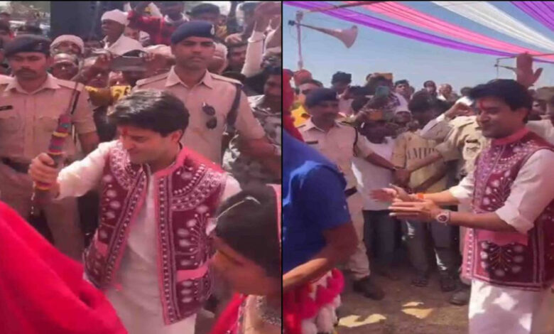 केंद्रीय मंत्री ने बजाया ढोल, आदिवासियों के साथ जमकर नाचे  सिंधिया