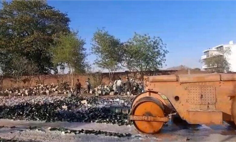 आबकारी विभाग ने 1.81 करोड़ की शराब पर चला का रोड रोलर, 4800 पेटी शराब और बीयर को किया नष्ट