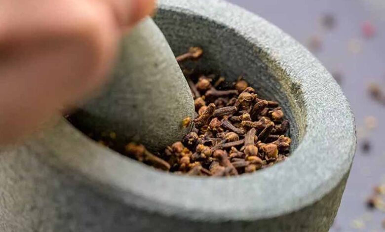 छोटी-सी लौंग आपके बढ़ते वजन को कर सकती है कम