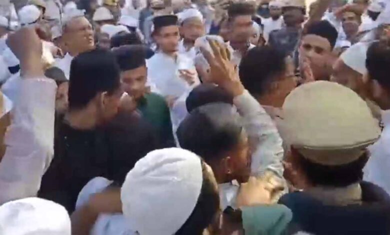 मुरादाबाद में ईदगाह मैदान में नमाजियों को जाने से रोका, पुलिस से नोकझोंक