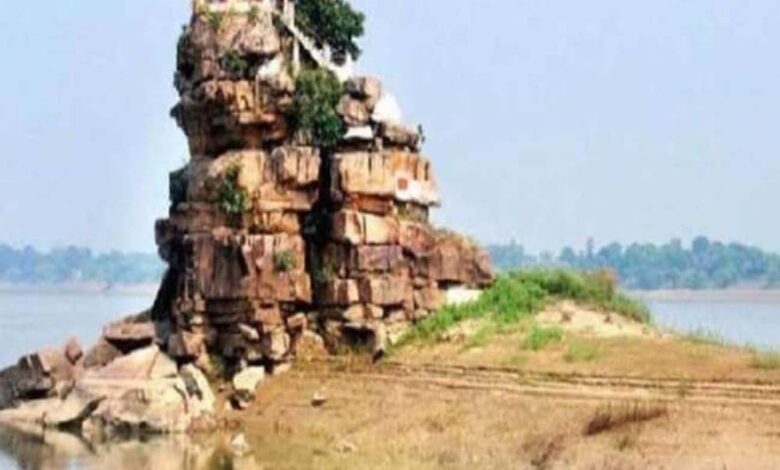 प्रयागराज के प्राचीन पर्यटन स्थल सुजावन देव मंदिर के पास यमुना नदी तट पर पक्के घाट का निर्माण कार्य शुरू
