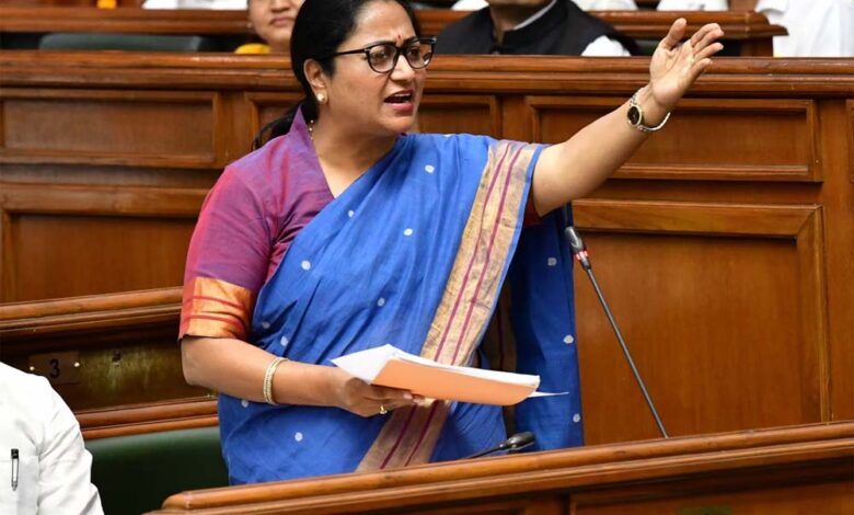 मुख्यमंत्री रेखा गुप्ता ने विधानसभा में प्रदूषण और उसके रोकथाम से संबंधित कैग रिपोर्ट विधानसभा में की पेश