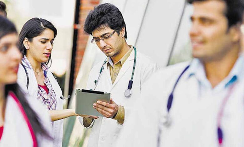 अब विद्यार्थियों की कॉपियों का मूल्यांकन मूल्यांकनकर्ताओं के घर पर नहीं, कॉलेजों में बनेंगे केंद्र