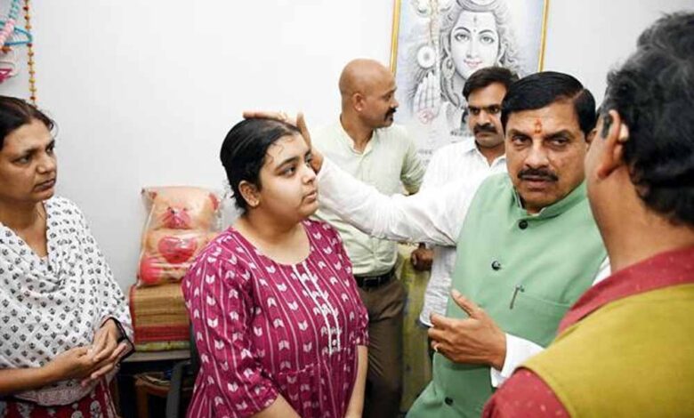 मुख्यमंत्री डॉ. यादव ने स्व. श्री अनिल दुबे के परिजन से मिलकर शोक संवेदनाएं व्यक्त कीं