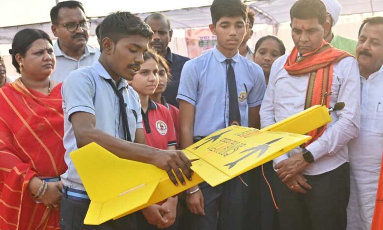 रायपुर : समर कैम्प में स्कूली बच्चों द्वारा निर्मित एयरोमॉडल्स का हुआ प्रदर्शन