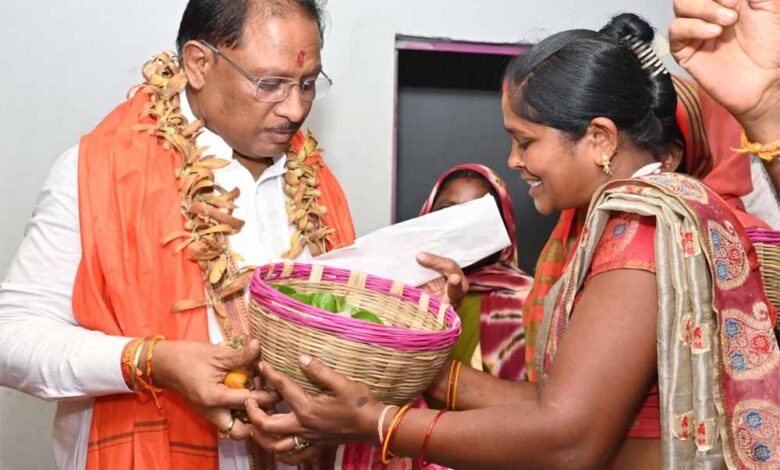 पहाड़ी कोरवा के पीएम जनमन आवास में पहुंचे मुख्यमंत्री