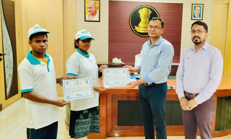 कलेक्टर देवेश कुमार ध्रुव के निर्देशन तथा मार्गदर्शन में 24 आत्मसमर्पित नक्सलियों को कृषि उद्यमी प्रमाण पत्र