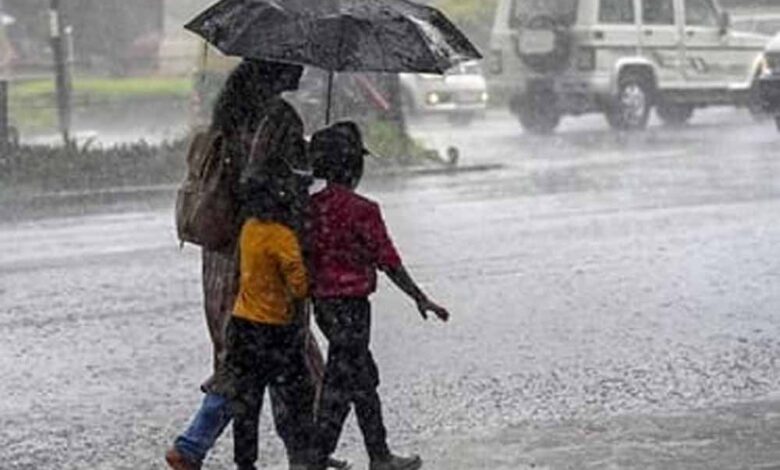 यूपी के दक्षिण पूर्व क्षोभ मंडल में बने दो चक्रवाती दबाव के चलते राज्य के अधिकांश हिस्सों में बारिश का सिलसिला जारी