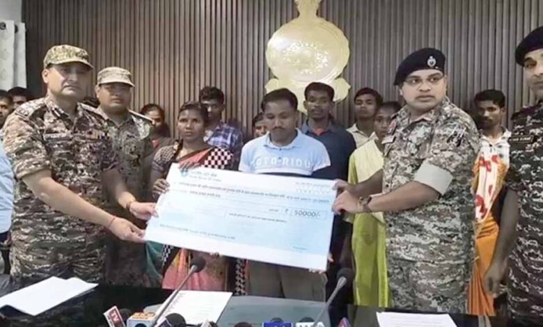 दस-लाख-के-ईनामी-डिप्टी-कमांडर-सहित-24-नक्सलियों-ने-किया-आत्मसमर्पण