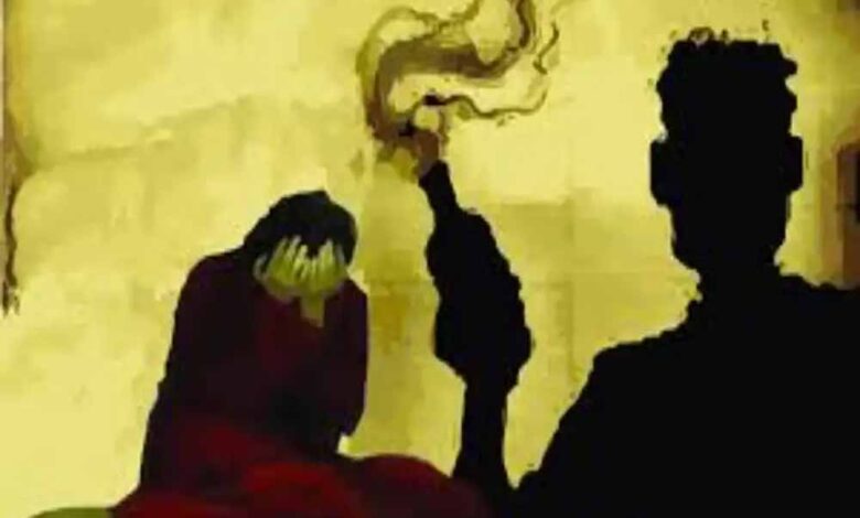 मोबाइल पर म्यूजिक बजाने को लेकर झगड़ने के बाद पति ने पत्नी पर फेंक दिया टॉइलट क्लीनर एसिड