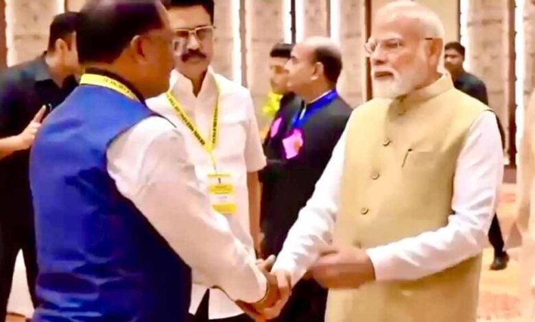 नीति-आयोग-की-बैठक-में-दिखी-आत्मीयता:-जब-प्रधानमंत्री-मोदी-ने-मुख्यमंत्री-साय-का-थामा-हाथ-और-कहा-–-छत्तीसगढ़-की-बात-अभी-बाकी-है