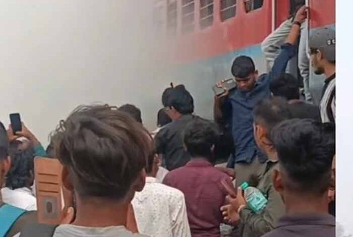 मुंबई से गोरखपुर जा रही 15017 काशी एक्सप्रेस में बोगी के पहियों में लगी आग, मची अफरा-तफरी