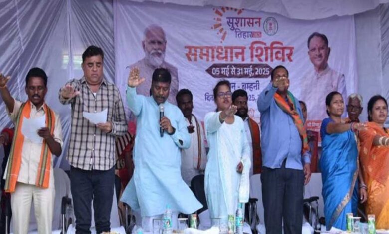 शिविर में राशन कार्ड, श्रम कार्ड एवं केसीसी सहित हितग्राहीमूलक सामग्री का किया गया वितरण’